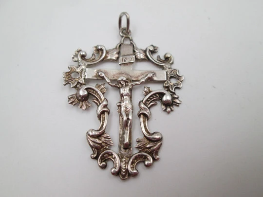 Cruz crucifijo colgante calado. Plata de ley. Asa y argolla. Cerco vegetal. España. 1900 Cruz crucifijo colgante calado. Plata de ley. Asa y argolla. Cerco vegetal. España. 1900