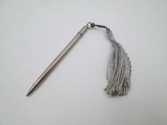 Palillo mecánico de bolsillo. Plata de ley. Decoración guilloche. Sistema de giro. 1930 Palillo mecánico de bolsillo. Plata de ley. Decoración guilloche. Sistema de giro. 1930