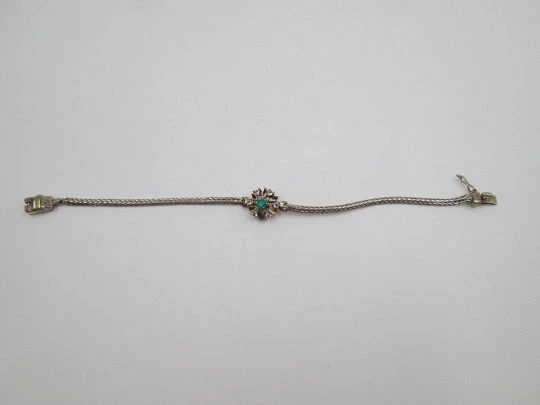 Pulsera de pedida. Plata y vermeil. Roseta zafiros blancos y gema verde. Cierre pestaña Pulsera de pedida. Plata y vermeil. Roseta zafiros blancos y gema verde. Cierre pestaña
