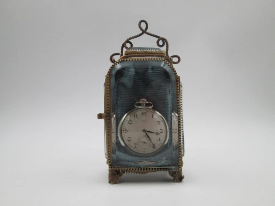 Relojera vitrina urna expositor de sobremesa. Metal dorado y cristal biselado. Europa. 1900 Relojera vitrina urna expositor de sobremesa. Metal dorado y cristal biselado. Europa. 1900