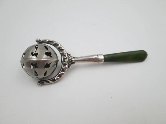 Sonajero con mango. Plata de ley y resina bicolor. Esfera cascabel gotas y mariposas Sonajero con mango. Plata de ley y resina bicolor. Esfera cascabel gotas y mariposas